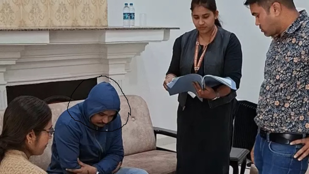 jabalpur eow arrests clerk for taking bribe in cmho office