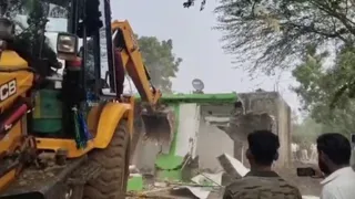लव जिहाद के आरोपी का अवैध निर्माण प्रशासन ने ढहा दिया।