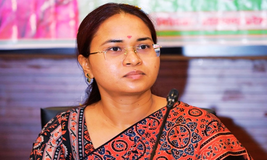 ranchi minister reprimands officials for negligence in government schemes