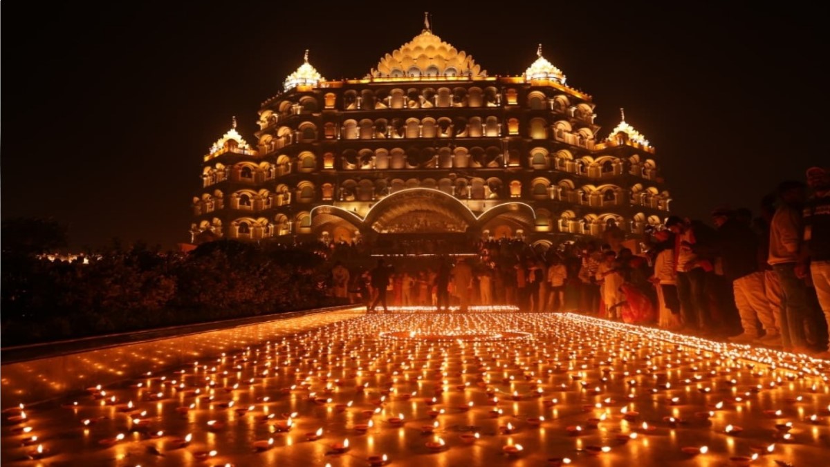 swerved mahamandir dham one lakh lamps light up varanasi temple