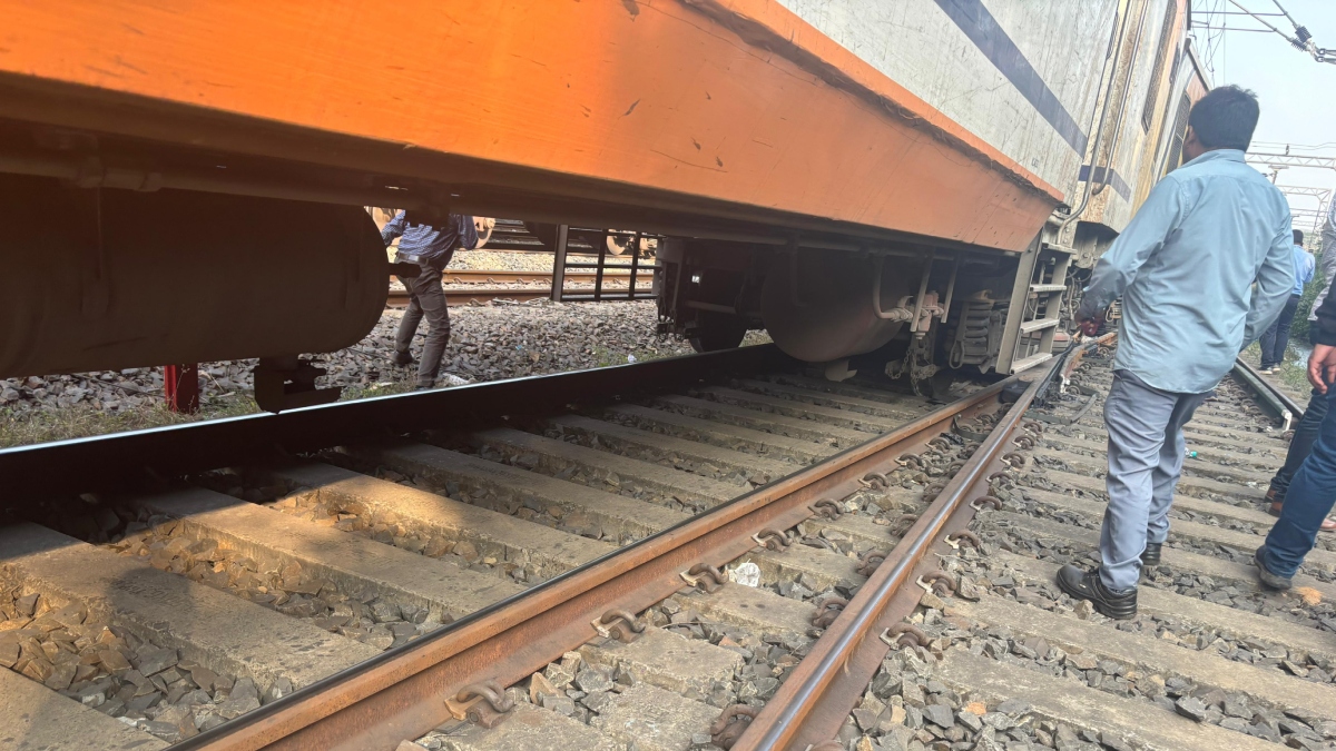 dumka train derailment rampurhat passenger train derailed