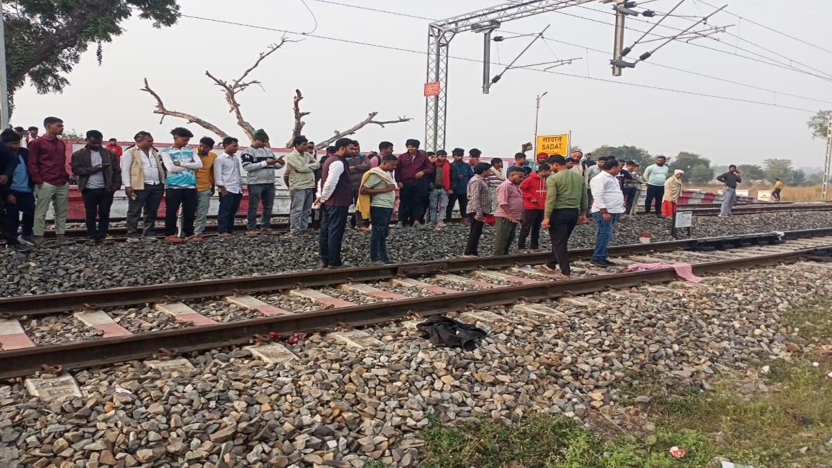 train accident in ghazipur student dies two injured