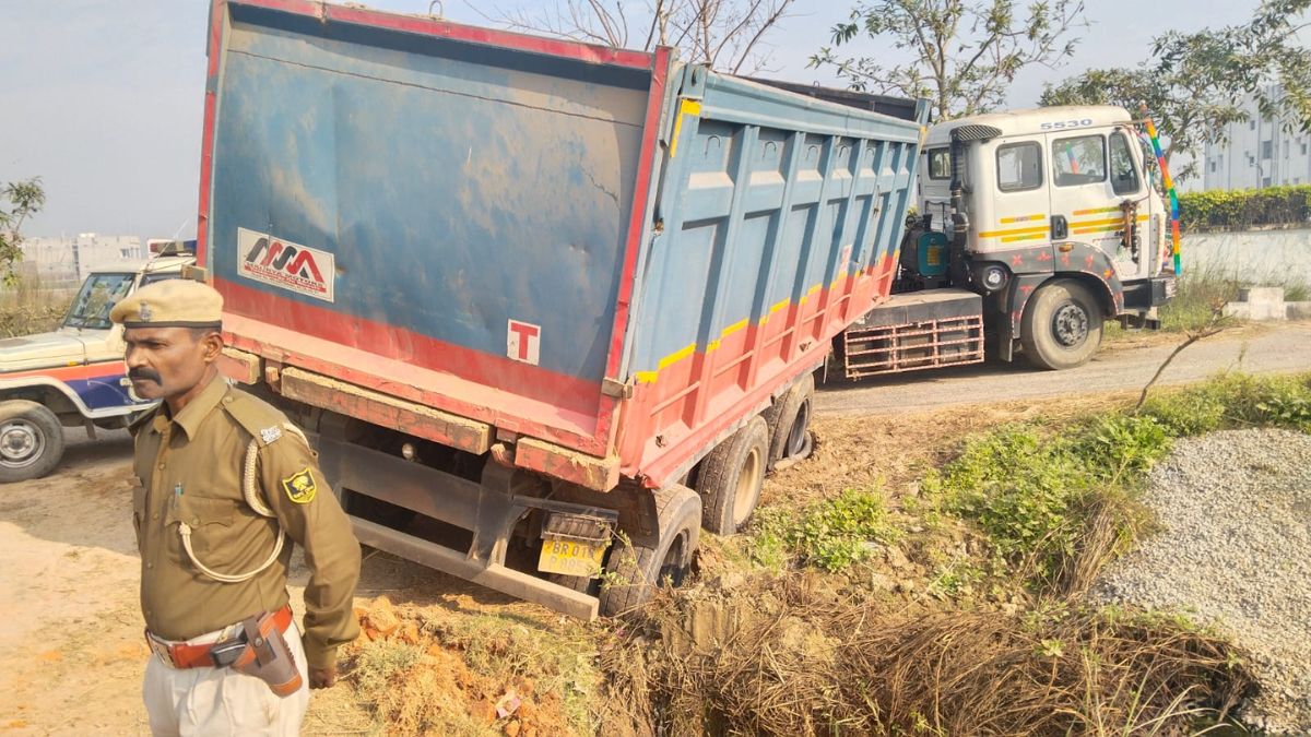 jcb driver dies after touching 11000 volt wire