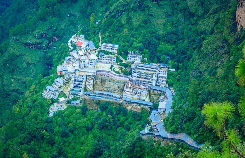 vaishno devi news yatra continues amidst cold winds read weather update