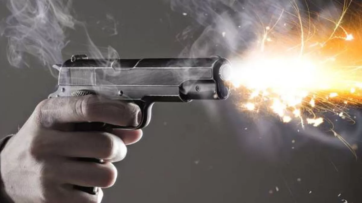 lucknow goons beat customer fire shots at janeshwar mishra park canteen