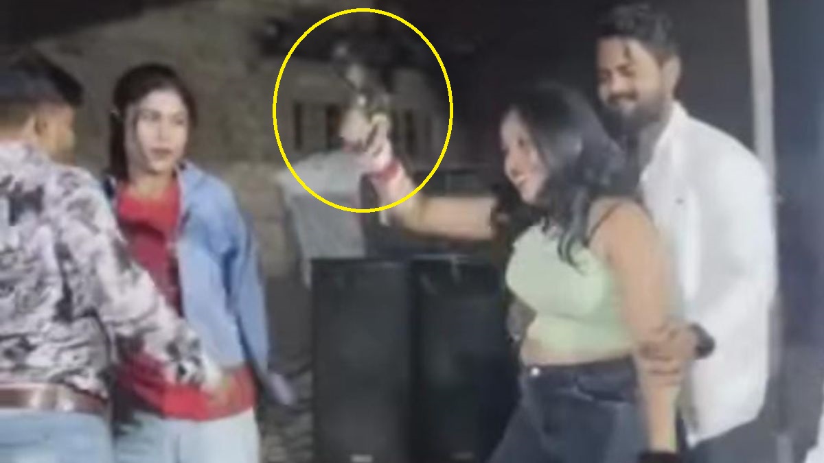 bihar latest news video of a dancer dancing with a police constable service revolver goes viral hindi news today