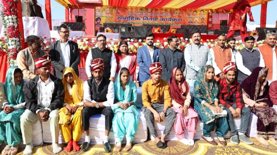 mass wedding in rampur 850 couples tie the knot at cm samuhik vivah samaroh