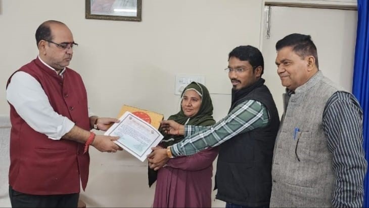 two women blos honored for completing sir work in hasanpur