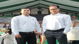 रांची में शिक्षक नियुक्ति पत्र वितरण समारोह के दौरान सहायक अध्यापक यादव सेन और उनके पुत्र मृणाल सेन।