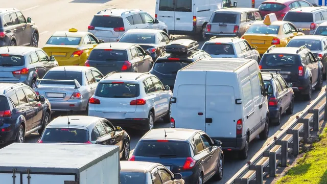 lucknow traffic jam at awadh crossing due to underpass construction