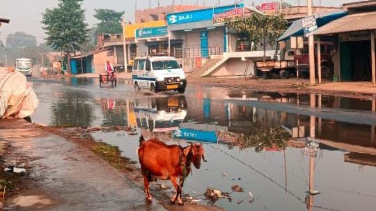 madhepura drain water overflowing on state highway causes discomfort