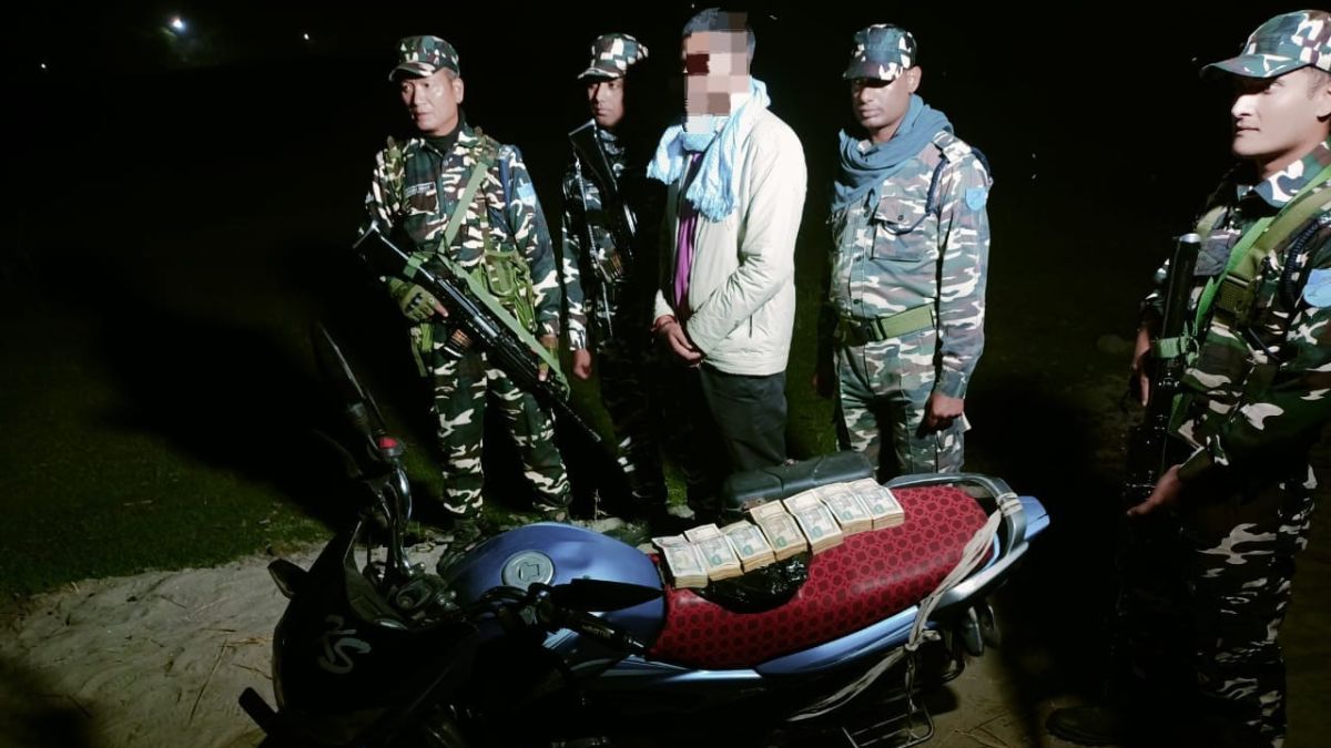 supaul ssb arrests nepali youth with 4 lakh rupees at indianepal border
