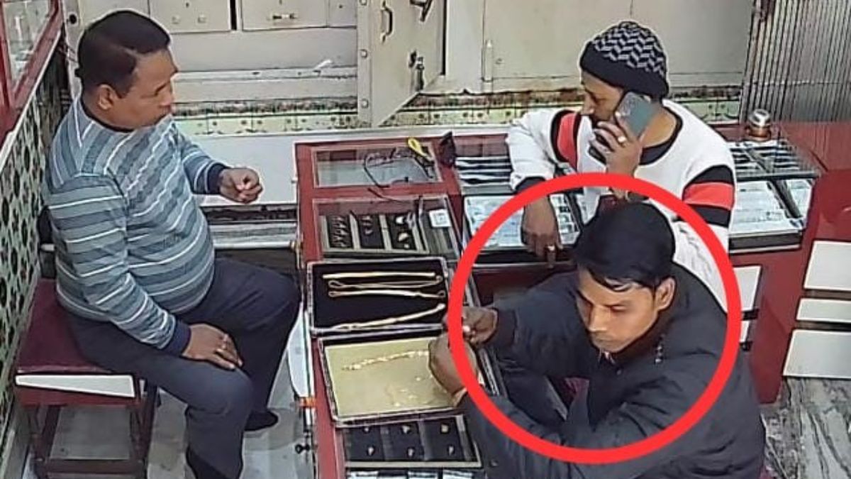badaunjewellerystoredaylighttheft5lakhgoldchainstoleninfrontofpolicepicket
