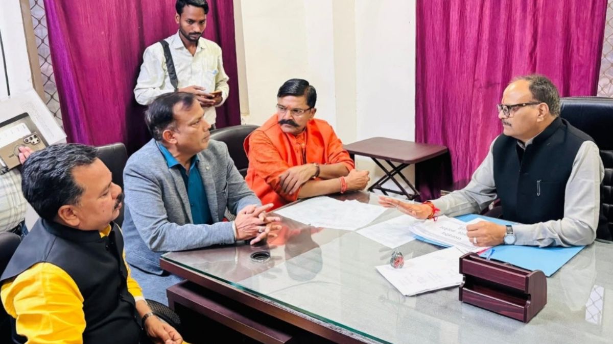 budaunmedicalcollegedeputycmbrajeshpathakactionsuspendscleaningagencypaymentoverfilthandmismanagement