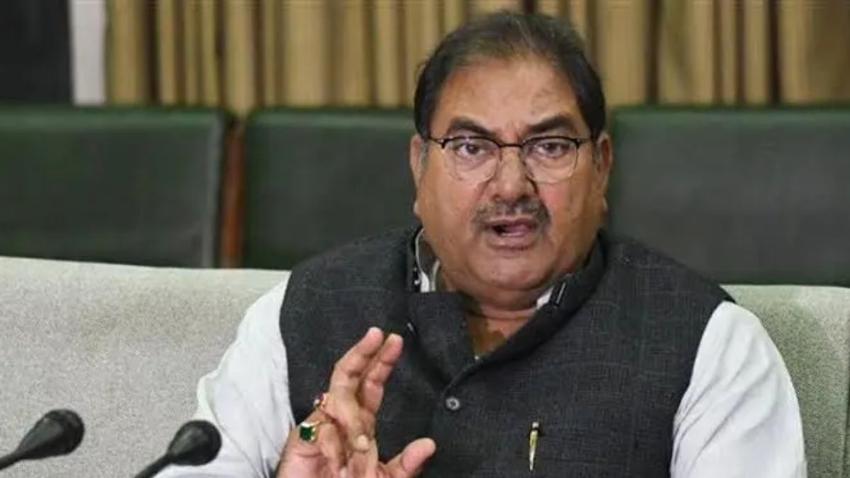 controversy erupts over exips officer 39 times shoe beating statement abhay chautala to sue him of 100 crore defamation case
