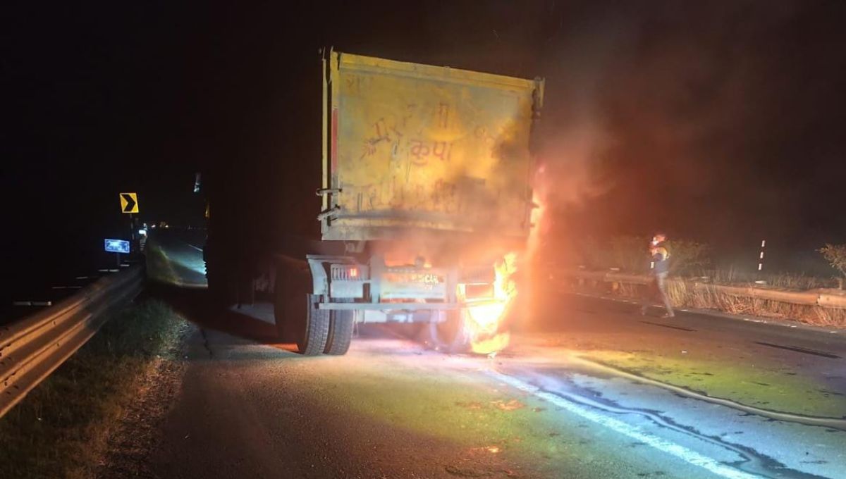 dumper fire on bundelkhand expressway driver jumps to safety