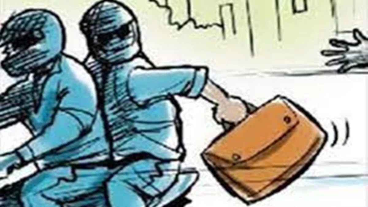 mahau bank robbery 10 lakh looted from liquor store employee
