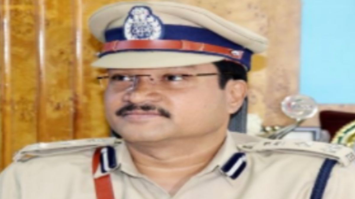 telangana high court warns ias ranganath of nonbailable warrant