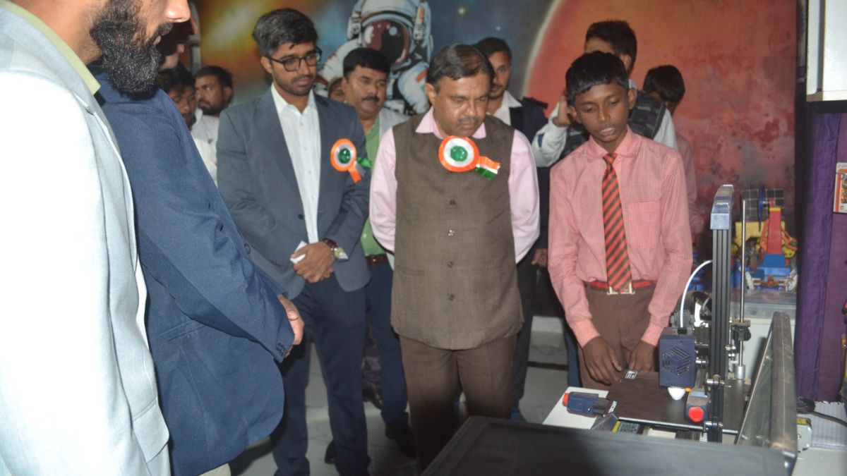 isro director inspires students in mau to pursue space science careers