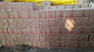 पुलिस ने 1200 पेटी शराब जब्त की।