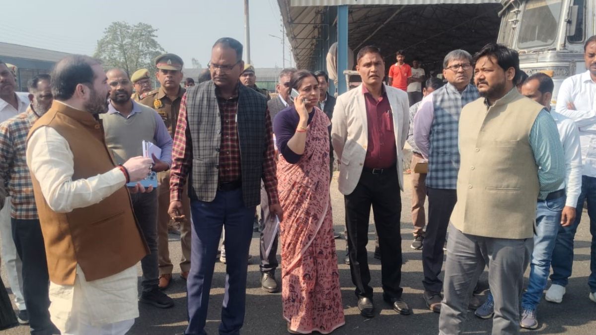 minister scolds over slow weighing in amethi orders action