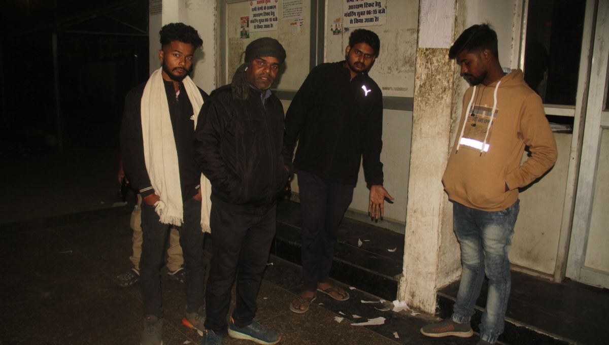 tatkal ticket clash passengers fight at reservation office agents accused