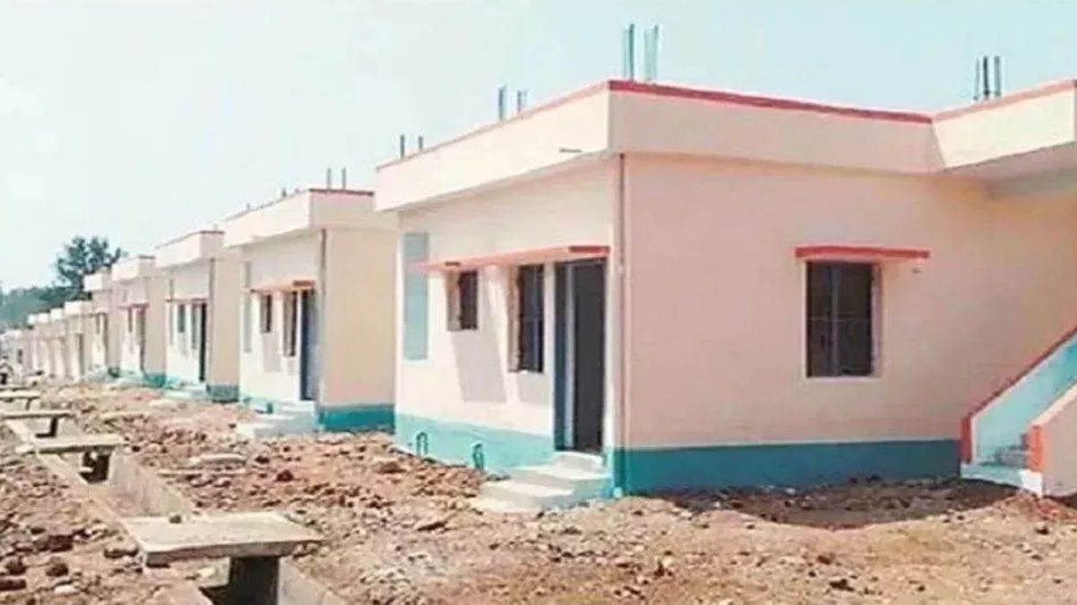 shivpuri action on 182 incomplete houses under pm awas yojana