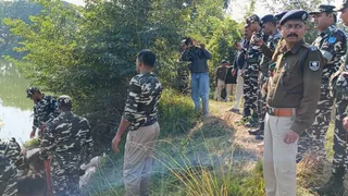 रक्सौल तलाब के आसपास तलाशी लेती एसएसबी और स्थानीय पुलिस। (जागरण)