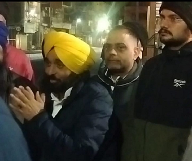 punjab cm bhagwant mann stops at kurali bus stand listens to commuters issues