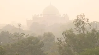शुक्रवार को छाए स्माग में ओझल रहा हुंमायू का मकबरा। चंद्र प्रकाश मिश्र