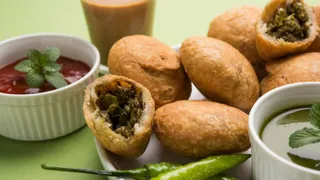 मटर की कचौड़ी बनाने के लिए फॉलो करें ये आसान रेसिपी (Image Source: Freepik)