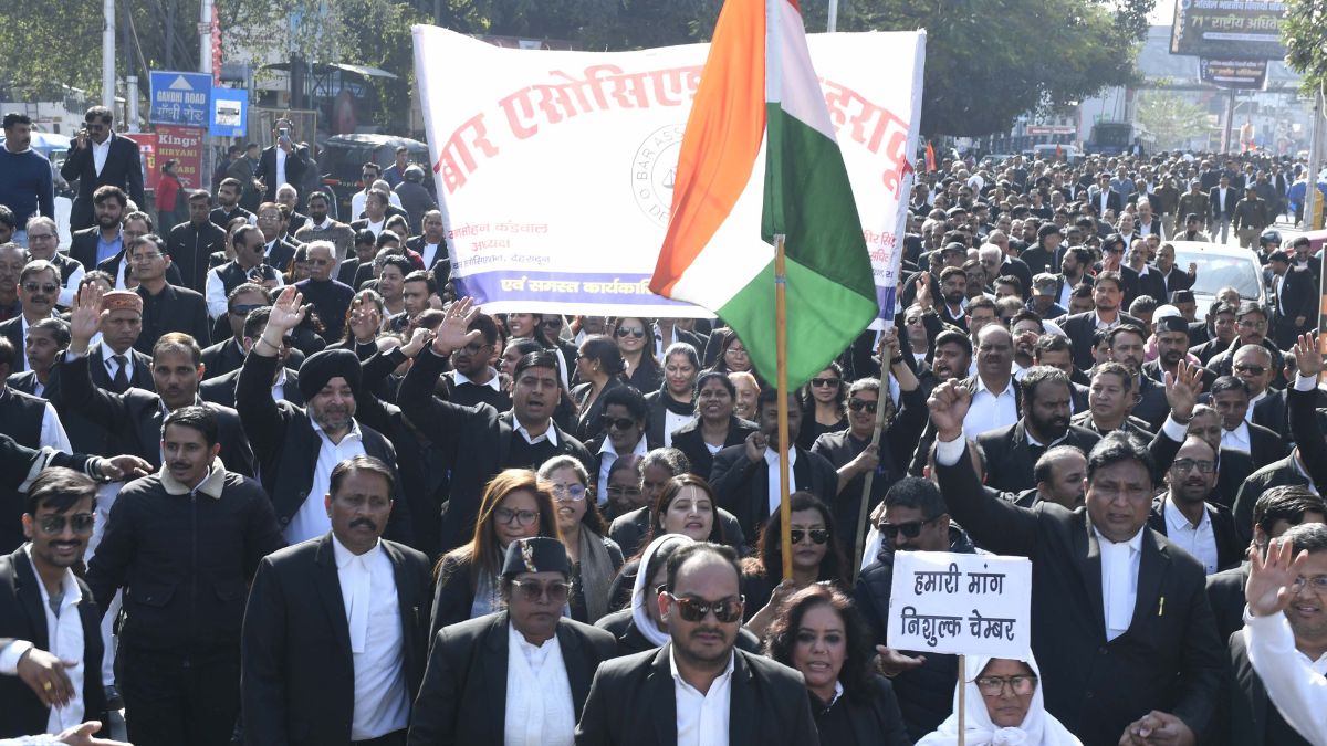 advocates demonstrated at clock tower demanding the construction of chambers