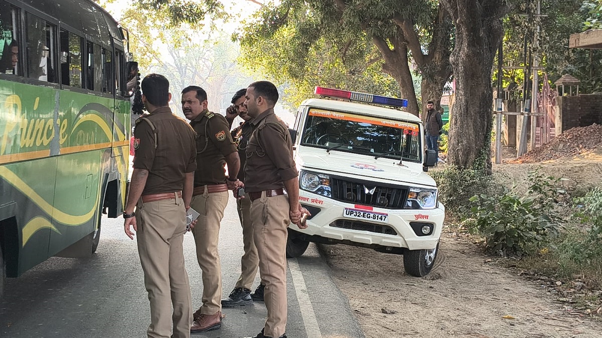 road accident in pratapgarh student dies father injured