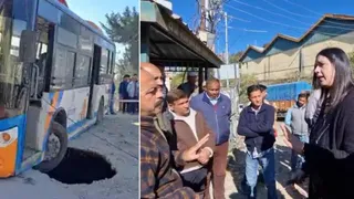 शिमला के भट्ठाकुफर में जमीन धंसने से पड़े गड्ढे में फंसी एचआरटीसी बस और मौके पर जियोलॉजिकल सर्वे ऑफ इंडिया की टीम व अन्य अधिकारी।