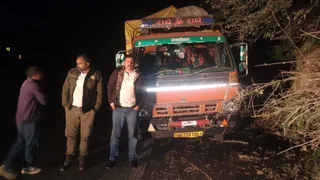 जिला ऊना के अंब में अवैध रूप से ले जाई जा रही लकड़ी से भरा ट्रक पकड़ा गया।