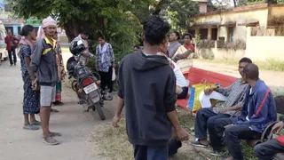 घटना के बाद लगी लोगों की भीड़। (जागरण)