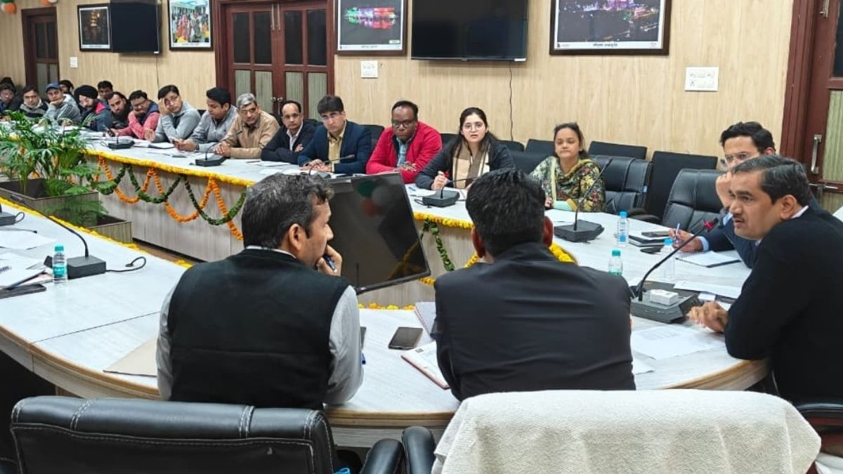 dm cp singh reprimands supervisors for not cooperating with blo