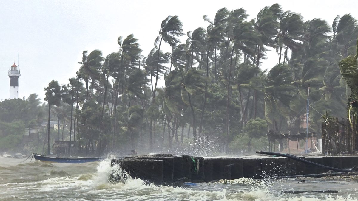 cyclone ditwah latest update heavy rain alert in these states including tamil nadu puducherry aaj ka mausam