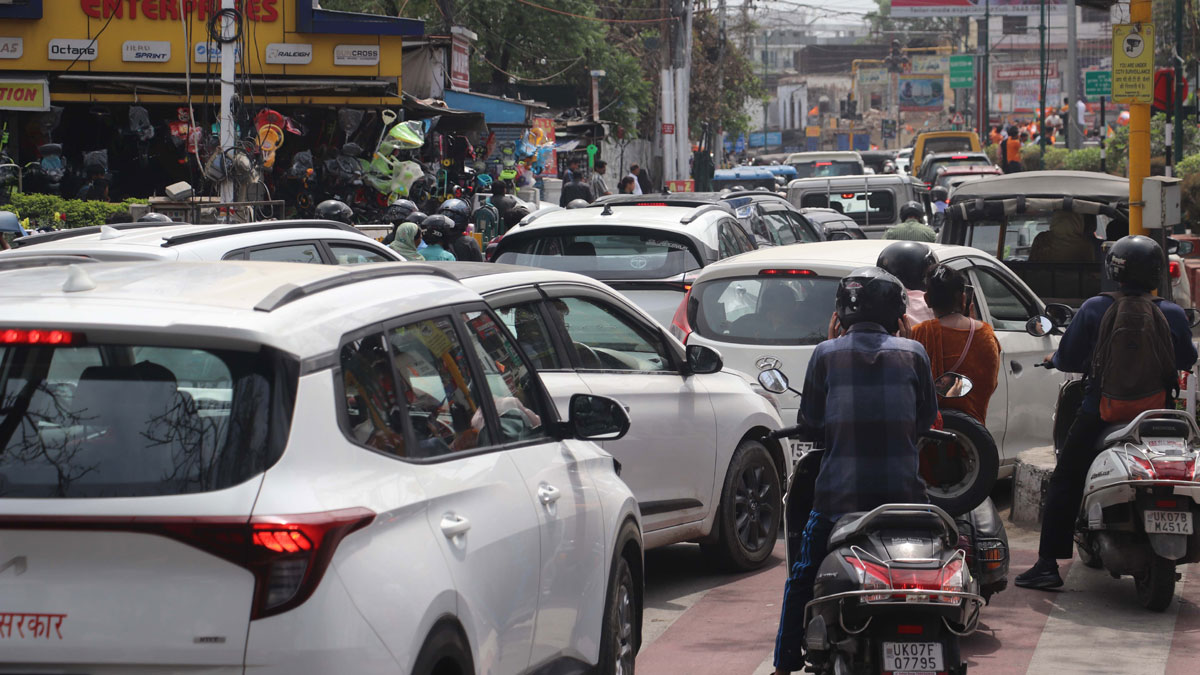 vehicles narrowly avoided a collision at gandhi chowk in ranikhet traffic jam