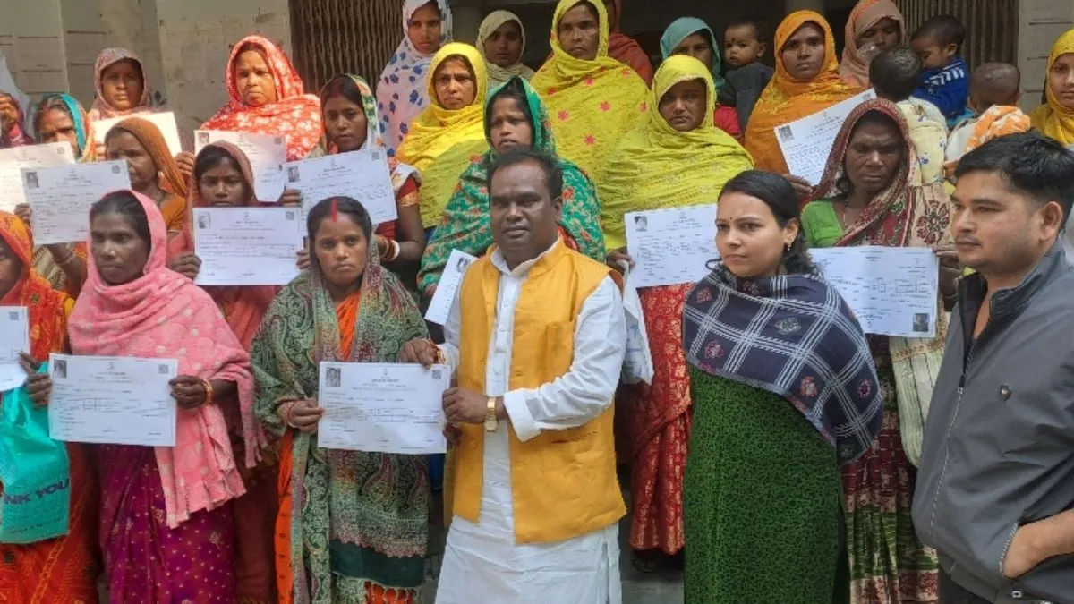 कटिहार में विस्थापितों को मिली जमीन, 10 साल बाद सपना हुआ पूरा; खुशी से खिले चेहरे
