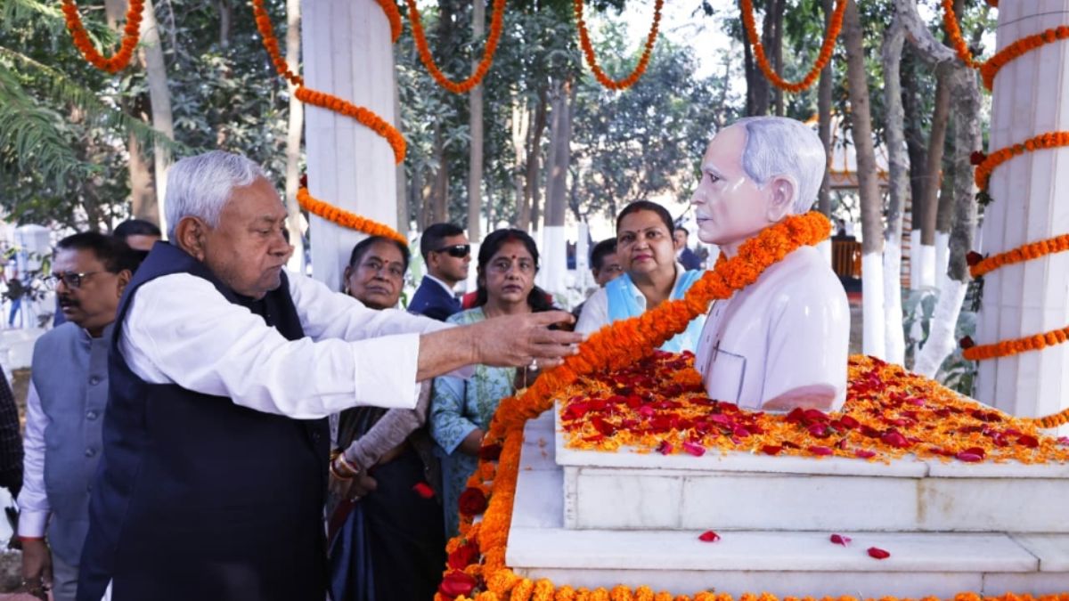 cm nitish kumar pays tribute to father in kalyan bigha