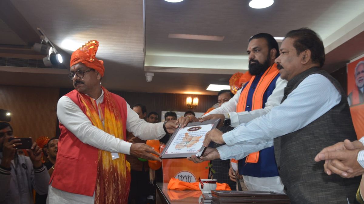 bjp celebrates victory in patna honors 243 senior workers