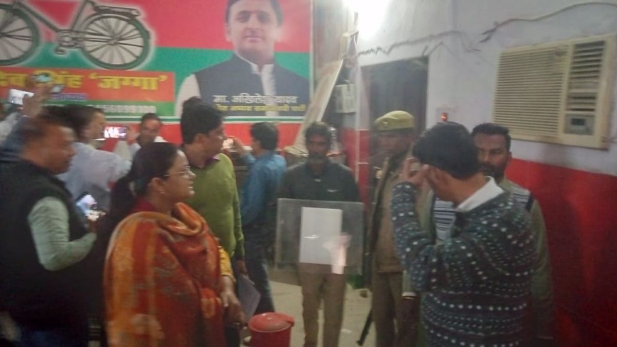 samajwadi party belongings removed from government building nakatdana square becomes a cantonment