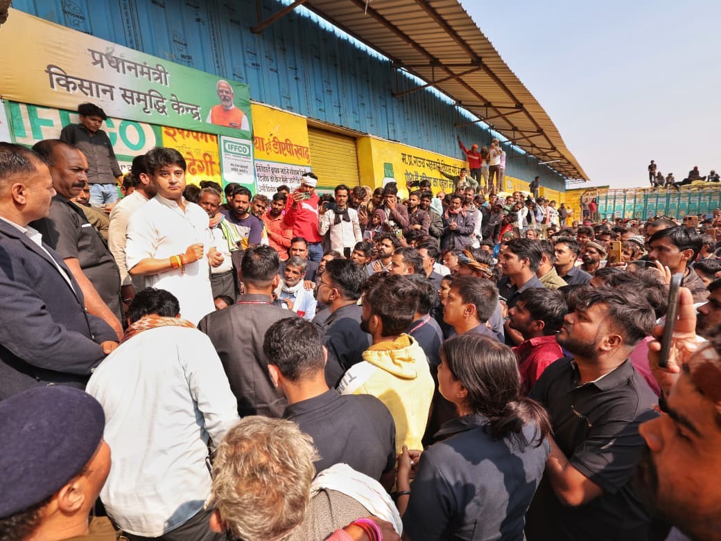 jyotiraditya scindia oversees fertilizer distribution takes action