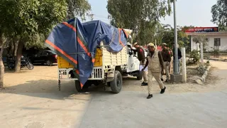 थाना परिसर में खड़ी पिकअप जिसमें युवक शवों को लादकर लाया l जागरण