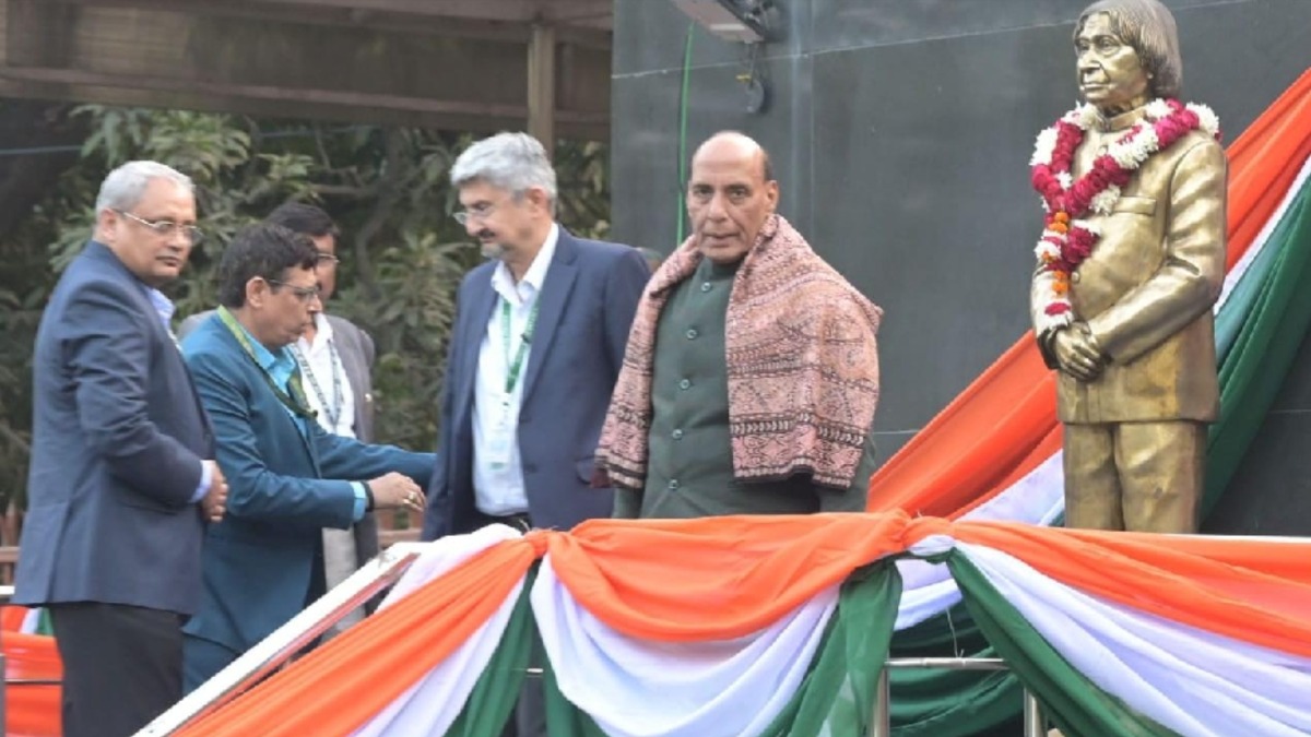 rajnath singh inspects highaltitude tanks at dmsrde urges sustainable defense production