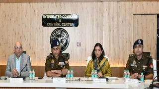 Magh Mela 2026 प्रयागराज मेंआयोजित बैठक में शामिल एडीजी यातायात ए. सतीश गणेश, अपर पुलिस महानिदेशक प्रयागराज जोन डा. संजीव गुप्ता, मंडलायुक्त सौम्या अग्रवाल, पुलिस कमिश्नर जोगेंद्र कुमार। सौ. सूचना विभाग