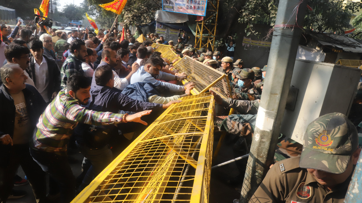 mcd demolishes dangerous structure near jhandewala temple