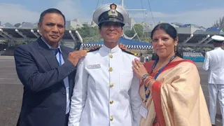 भारतीय नौ सेना में कमीशन पाने के बाद माता-पिता के साथ देव्याक्षी देवरानी। साभार : स्वजन