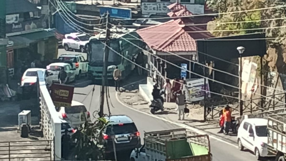hrtc bus breakdown passengers stranded near bharwain himachal pradesh
